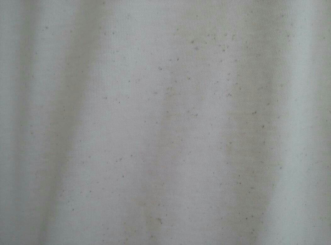 批刮膩子一天后，手觸摸膩子層已經(jīng)干燥，可涂刷涂料后出現(xiàn)類似于霉斑的黑點，為什么？